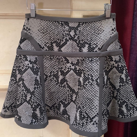 DVF DIANE VON FURSTENBURG grey python snake skirt sz M - Picture 1 of 16